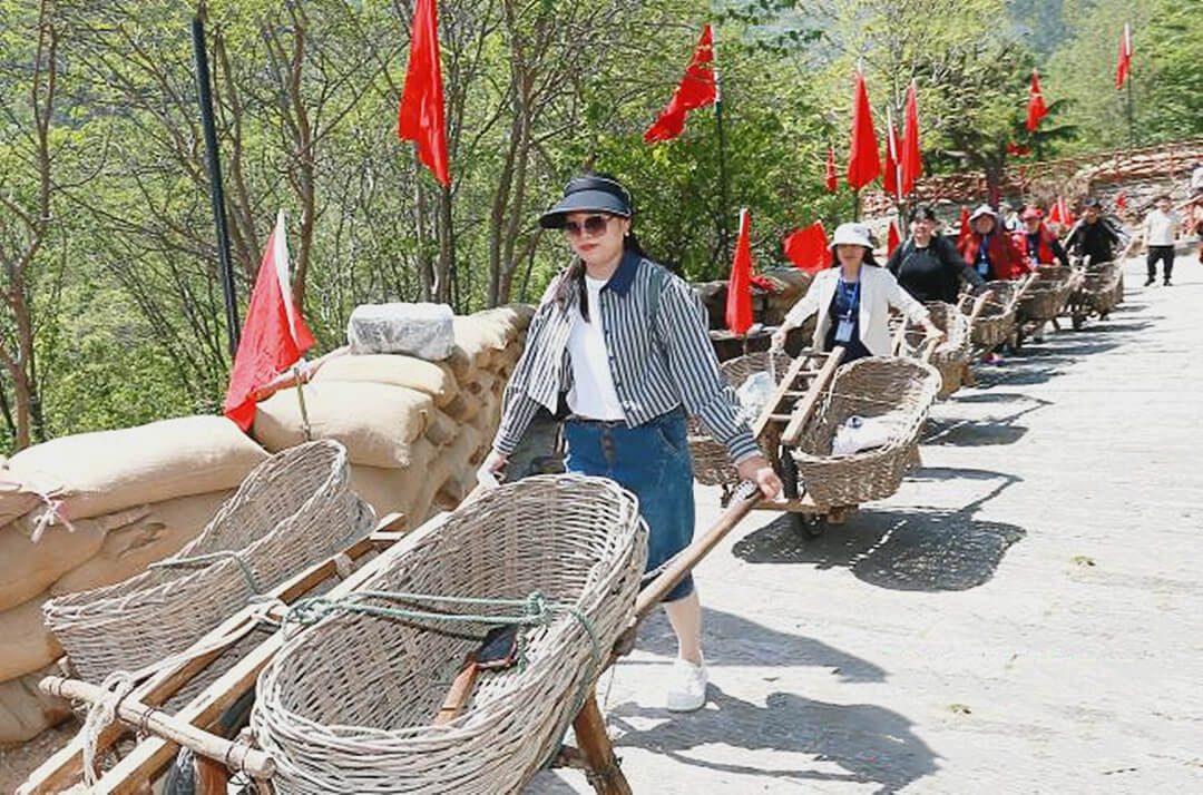 沂蒙山银座天蒙景区：《沂蒙山小调》行进式沉浸演出“五一”盛装上演